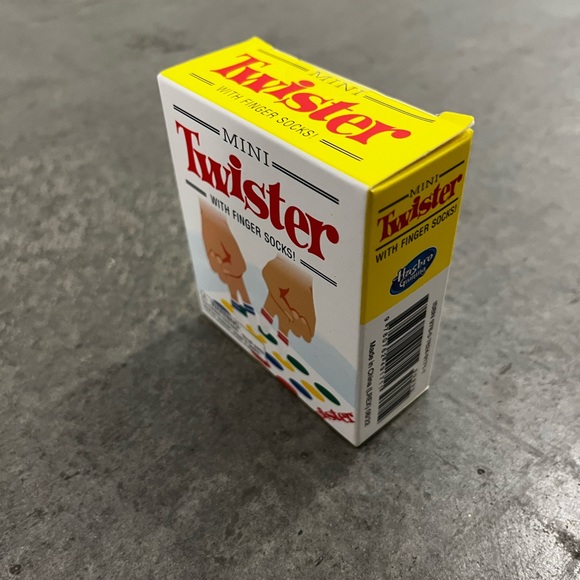 Twister with Finger Socks NEW in BOX - Picture 3 of 6